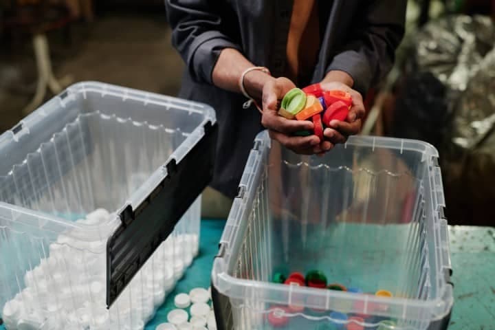 Sorting recyclable plastic materials