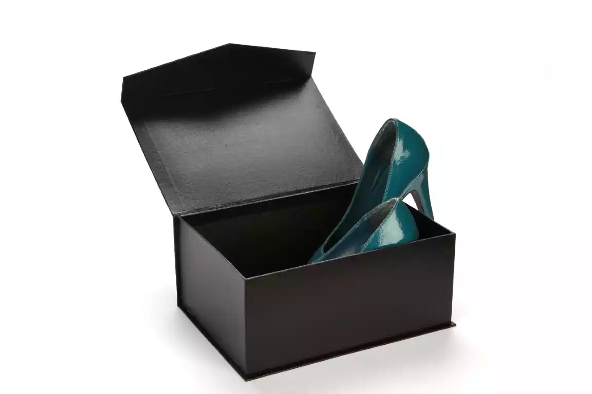 Magnetic gift box with shoes